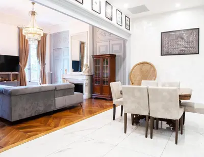 Télévision ou salle de divertissement dans l'établissement Appartement 100m2 d'élégance au sein d'un Château caché à 10min de Lyon