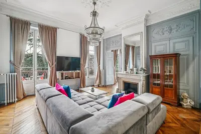 Télévision ou salle de divertissement dans l'établissement Appartement 100m2 d'élégance au sein d'un Château caché à 10min de Lyon