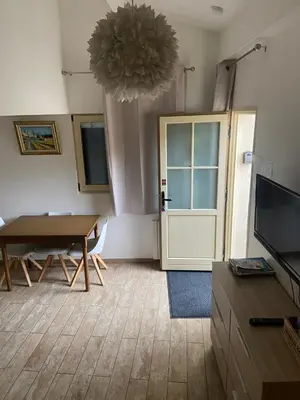 Télévision ou salle de divertissement dans l'établissement Le Miribel