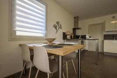 Cuisine ou kitchenette dans l'établissement Le Contemporain