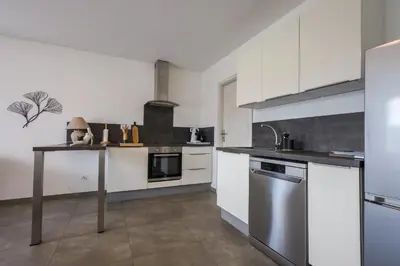 Cuisine ou kitchenette dans l'établissement Le Contemporain