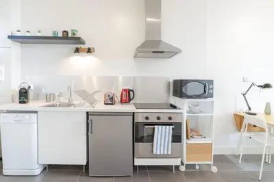 Cuisine ou kitchenette dans l'établissement Peaceful & well-located duplex Parc Blandan Rhône & Wifi