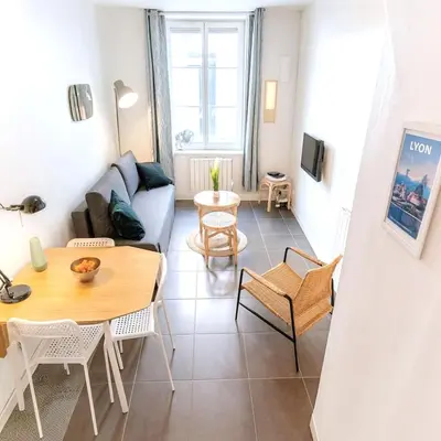 Coin salon dans l'établissement Peaceful & well-located duplex Parc Blandan Rhône & Wifi