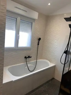 Salle de bains dans l'établissement Maison de Saint-Denis-en-Bugey