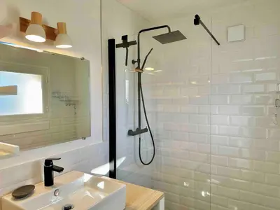 Salle de bains dans l'établissement Appartement Parking Metro