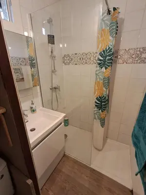 Salle de bains dans l'établissement Maison entière, cours privée, tout à proximité