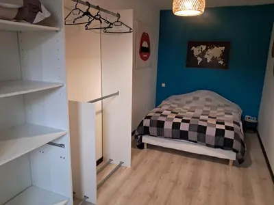 Un ou plusieurs lits dans un hébergement de l'établissement Maison entière, cours privée, tout à proximité