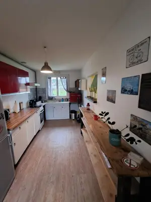 Cuisine ou kitchenette dans l'établissement Maison entière, cours privée, tout à proximité