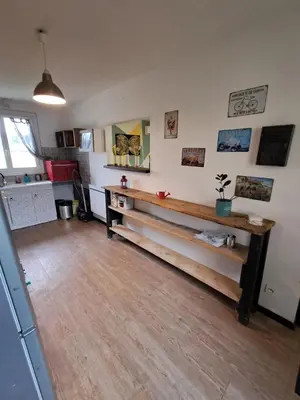 Cuisine ou kitchenette dans l'établissement Maison entière, cours privée, tout à proximité