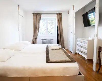 Un ou plusieurs lits dans un hébergement de l'établissement Appartement 4 Chambres entre Histoire et Confort Château cœur Métropole Lyon