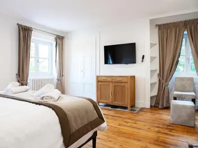 Un ou plusieurs lits dans un hébergement de l'établissement Appartement 4 Chambres entre Histoire et Confort Château cœur Métropole Lyon