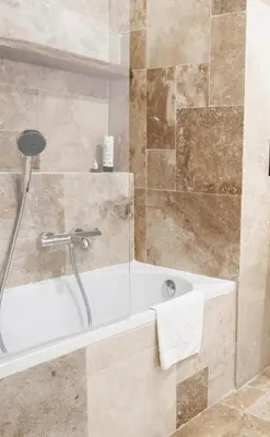 Salle de bains dans l'établissement Appartement 4 Chambres entre Histoire et Confort Château cœur Métropole Lyon