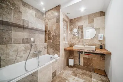 Salle de bains dans l'établissement Appartement 4 Chambres entre Histoire et Confort Château cœur Métropole Lyon