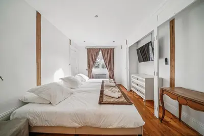 Un ou plusieurs lits dans un hébergement de l'établissement Appartement 4 Chambres entre Histoire et Confort Château cœur Métropole Lyon