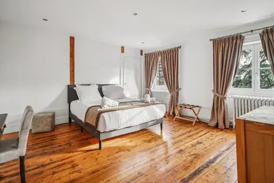 Un ou plusieurs lits dans un hébergement de l'établissement Appartement 4 Chambres entre Histoire et Confort Château cœur Métropole Lyon