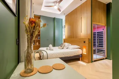 Un ou plusieurs lits dans un hébergement de l'établissement L'Exclusif Spa Suites Prestige Lyon Croix-Rousse