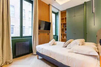 Un ou plusieurs lits dans un hébergement de l'établissement L'Exclusif Spa Suites Prestige Lyon Croix-Rousse