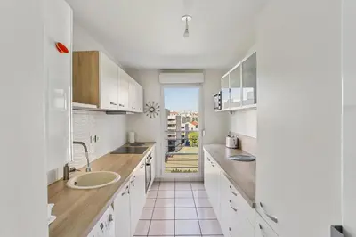 Cuisine ou kitchenette dans l'établissement Superbe T3 Villeurbanne Centre avec climatisation