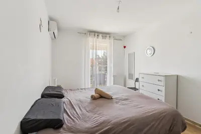 Un ou plusieurs lits dans un hébergement de l'établissement Superbe T3 Villeurbanne Centre avec climatisation
