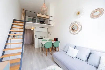 Coin salon dans l'établissement Art de Recevoir - Le Petit Duplex Cosy proche Métro D Vaise
