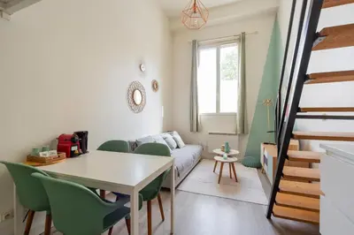 Coin salon dans l'établissement Art de Recevoir - Le Petit Duplex Cosy proche Métro D Vaise