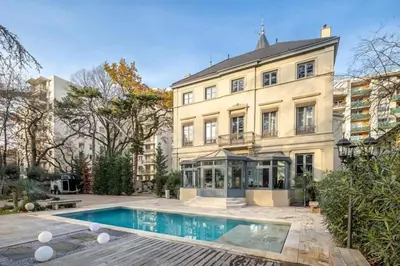 Piscine de l'établissement Appartement Chaleureux et Moderne sous les toits du Château 8pers ou située à proximité