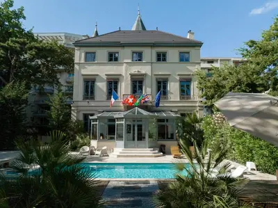 Piscine de l'établissement Appartement Chaleureux et Moderne sous les toits du Château 8pers ou située à proximité