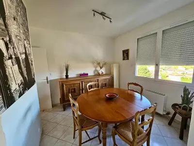 Coin salon dans l'établissement Le Friendly avec Parking - 6 pers - 15 min de Lyon - Balcon