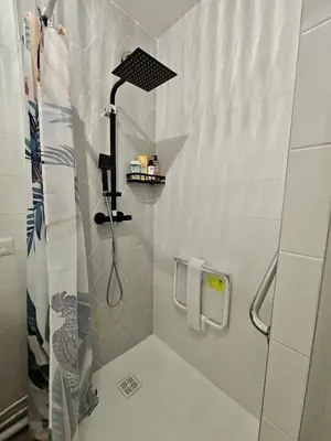 Salle de bains dans l'établissement Le Friendly avec Parking - 6 pers - 15 min de Lyon - Balcon