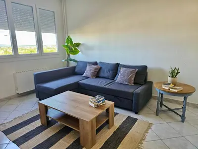 Coin salon dans l'établissement Le Friendly avec Parking - 6 pers - 15 min de Lyon - Balcon