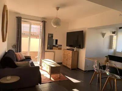 Télévision ou salle de divertissement dans l'établissement Spacieux appartement idéal séjour pro famille