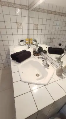 Salle de bains dans l'établissement Dépendance cocooning bon standing Ampuis