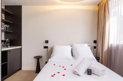 Un ou plusieurs lits dans un hébergement de l'établissement Ecrin Romantique, Suite d'exception avec balnéo