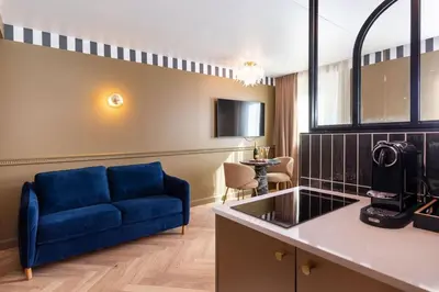 Télévision ou salle de divertissement dans l'établissement Studio Art Déco Escapade Élégante et Raffinée