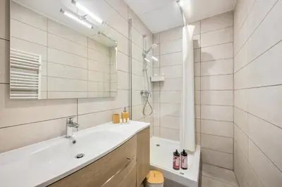 Salle de bains dans l'établissement BnGo I Le Spacieux Hypercentre I 8p, 4ch, 2sdb