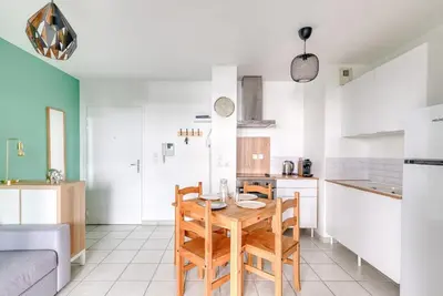Cuisine ou kitchenette dans l'établissement La Pause Urbaine - Proximité Lyon - Terrasse Privée