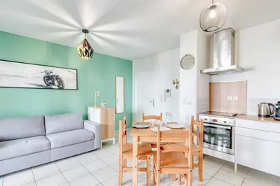 Cuisine ou kitchenette dans l'établissement La Pause Urbaine - Proximité Lyon - Terrasse Privée
