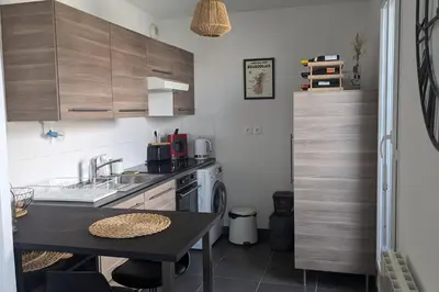 Cuisine ou kitchenette dans l'établissement Comfortable apartment near transport