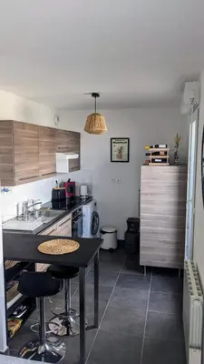 Cuisine ou kitchenette dans l'établissement Comfortable apartment near transport
