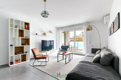 Télévision ou salle de divertissement dans l'établissement Large family apartment with parking in Lyon