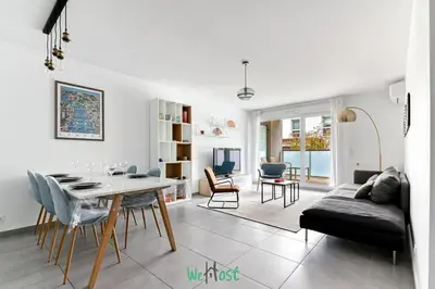 Télévision ou salle de divertissement dans l'établissement Large family apartment with parking in Lyon