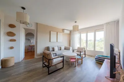 Télévision ou salle de divertissement dans l'établissement Art de Recevoir - Prestige & Vue Panoramique sur Saône - Parking Privé T3 Appartement Climatisé