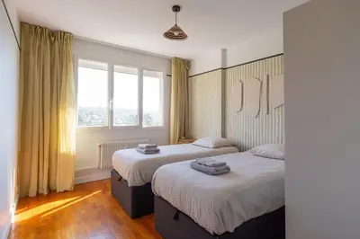 Un ou plusieurs lits dans un hébergement de l'établissement Art de Recevoir - Prestige & Vue Panoramique sur Saône - Parking Privé T3 Appartement Climatisé