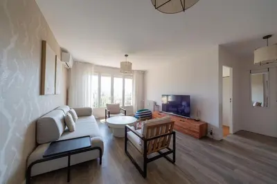 Télévision ou salle de divertissement dans l'établissement Art de Recevoir - Prestige & Vue Panoramique sur Saône - Parking Privé T3 Appartement Climatisé