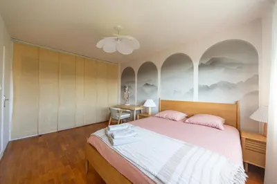 Un ou plusieurs lits dans un hébergement de l'établissement Art de Recevoir - Prestige & Vue Panoramique sur Saône - Parking Privé T3 Appartement Climatisé