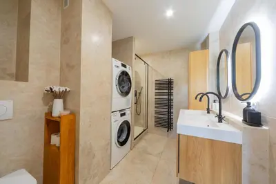 Salle de bains dans l'établissement Art de Recevoir - Prestige & Vue Panoramique sur Saône - Parking Privé T3 Appartement Climatisé