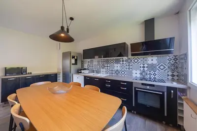 Cuisine ou kitchenette dans l'établissement Art de Recevoir - Prestige & Vue Panoramique sur Saône - Parking Privé T3 Appartement Climatisé