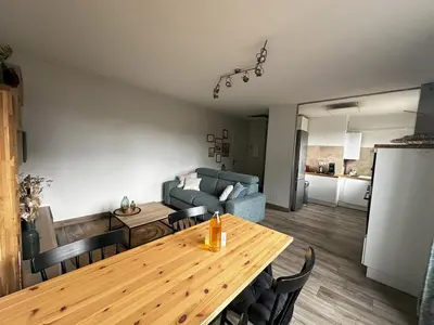 Coin salon dans l'établissement Art de Recevoir - Douce Escapade à Lyon 8 - Appartement Lumineux avec Terrasse & Climatisation