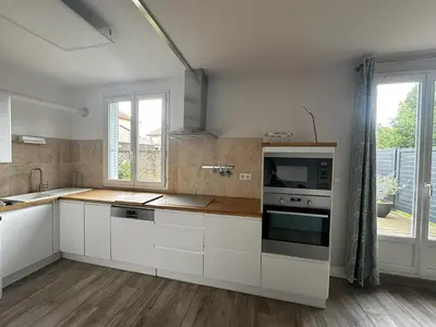 Cuisine ou kitchenette dans l'établissement Art de Recevoir - Douce Escapade à Lyon 8 - Appartement Lumineux avec Terrasse & Climatisation