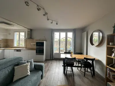 Cuisine ou kitchenette dans l'établissement Art de Recevoir - Douce Escapade à Lyon 8 - Appartement Lumineux avec Terrasse & Climatisation